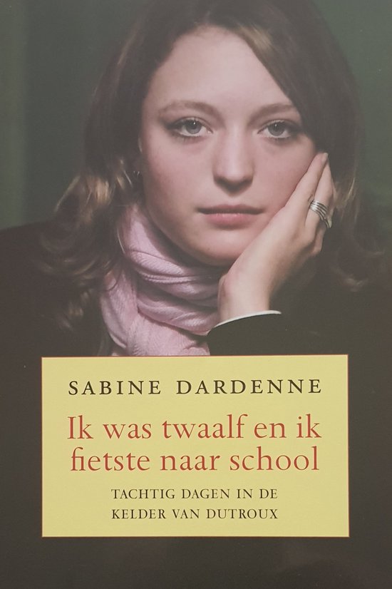 Boekomslag van 'Ik was twaalf en ik fietste naar school' met portret van een jonge vrouw.