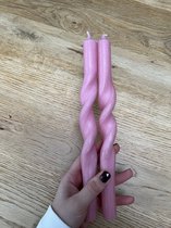 Gedraaide kaarsen set van 2 - swirl kaarsen - Roze - 28 cm hoog - twisted candles - trendy diner kaarsen