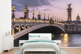 Behang - Fotobehang Een verlichte brug in het Franse Parijs - Breedte 390 cm x hoogte 260 cm