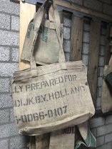 wiltuereentasjebij.nl -schoudertas De Favotiet XL- duurzaam -valentijn cadeautje -recycle -upcycle- boodschappentas - shoppingbag - shoudertas - citybag - tas - shopper - big shopp