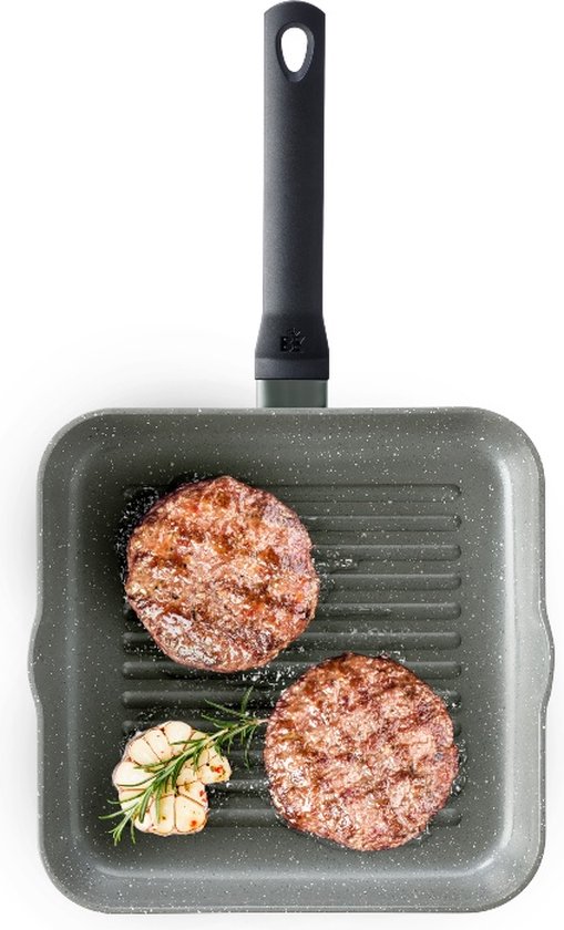 Grijze grillpan met marmerlook en zwarte steel, met twee hamburgers, knoflook en rozemarijn.