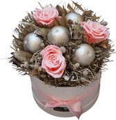 Fleurs de ville - Flowerbox met 3 roze longlife rozen en decoratie - Witte box