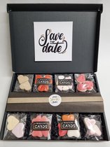 LOVE Box met Mystery Card 'Save The Date' met persoonlijke (video)boodschap | 8 soorten heerlijke hart snoepjes en een liefdevol kado | Valentijnsdag | Moederdag | Vaderdag | Verjaardag