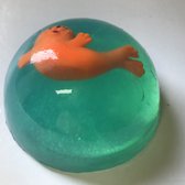 Zeepbol voor kinderen met speelgoedje oranje zeehond binnenin