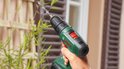 Hand met Bosch EasyDrill 18V-40 accuboormachine met boor.