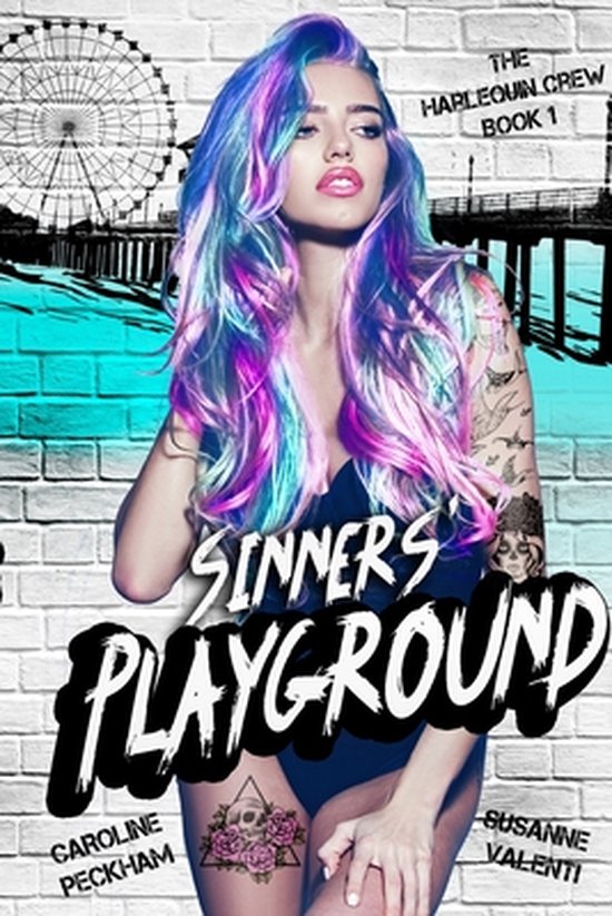 Jongedame met felgekleurd haar, 'Sinners Playground' op de borst. Achtergrond met kermis en pier.