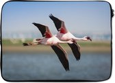 Laptophoes 14 inch - Twee synchroon vliegende flamingo's - Laptop sleeve - Binnenmaat 34x23,5 cm - Zwarte achterkant