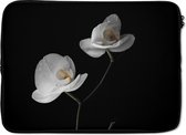 Laptophoes 14 inch - Orchidee - Bloemen - Zwart - Wit - Stilleven - Laptop sleeve - Binnenmaat 34x23,5 cm - Zwarte achterkant