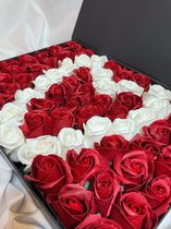 AG Luxurygifts - flower box - rozen box - cadeau - soap roses - luxe - liefde - valentijnsdag - hart vorm - wauw - rood - wit - rozen