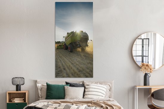 Tableau sur toile Machine agricole sur un champ de maïs - 80x160 cm - Décoration murale