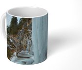 Mok - Bevroren waterval bij het meer Lago di Braies in Zuid-Europa - 350 ML - Beker
