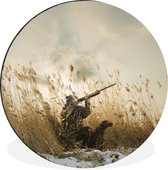 WallCircle - Wandcirkel - Muurcirkel - Een man is op jacht naar eenden in het helmgras - Aluminium - Dibond - ⌀ 90 cm - Binnen en Buiten