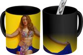 Magische Mok - Foto op Warmte Mok - Een buikdanser voor een gele muur - 350 ML
