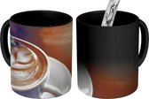Magische Mok - Foto op Warmte Mok - Een lepel roert door de schuimlaag van een bakje koffie - 350 ML