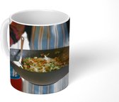 Mok - Vrouw met een gevulde wokpan - 350 ML - Beker