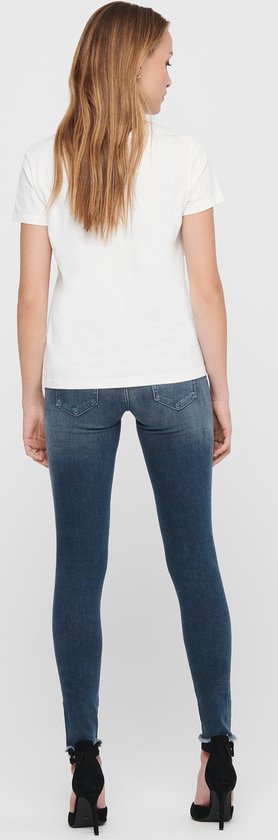 Achterkant van een model in een blauwe skinny jeans met rafels aan de zoom.
