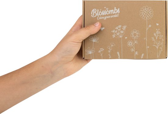 Foto: Blossombs giftbox small zaadbolletjes 7 stuks geproduceerd in nederland inheemse wildbloemen erg geschikt als cadeau trekt nuttige bijen en insecten aan zorgt voor een kleurrijke tuin of balkon minstens 2 jaar houdbaar