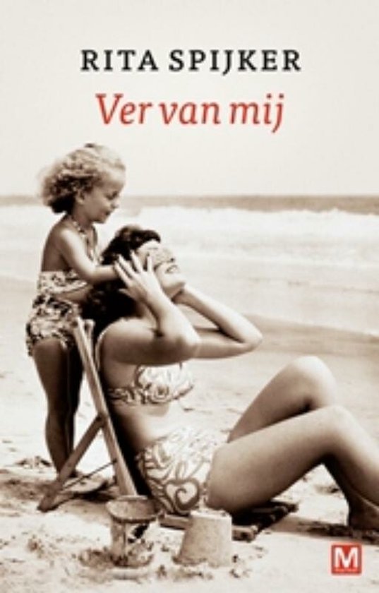 Een vrouw in een bikini met bloemenprint zit op een strandstoel op het strand. Een jong meisje, ook in een bikini, staat achter haar. De oceaan is op de achtergrond.