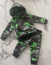 Baby kleding jongens 2 delig jogging set bestaat uit broek en trui met capuchon in de kleur legerprint groen, verkrijgbaar in de maten 68 t/m 104