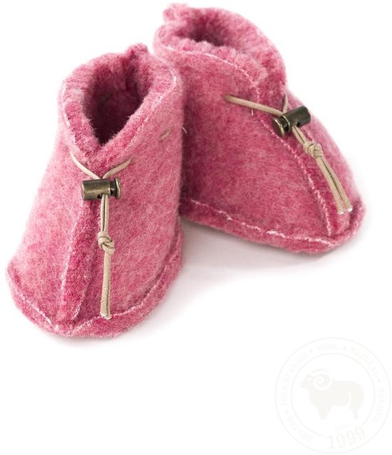 Roze wollen babyslofjes van Alwero met een koordje en knoopje aan de zijkant. De slofjes hebben een zachte, roze voering en een beige stiksel.