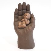 Geert Kunen / Skulptuur / beeld / Hand met baby - bruin / beige - 8 x 6 x 15 cm hoog.