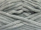 Chenille garen grijs licht kopen – 100% micro fiber pakket 2 bollen totaal 400gram dikke chunky yarn haak en breigaren – pendikte 12-16 mm
