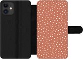 Bookcase Geschikt voor iPhone 12 Pro telefoonhoesje - Stippen - Oranje - Wit - Met vakjes - Wallet case met magneetsluiting