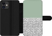 Bookcase Geschikt voor iPhone 12 Pro telefoonhoesje - Stippen - Groen - Zwart - Met vakjes - Wallet case met magneetsluiting