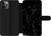 Bookcase Geschikt voor iPhone 11 Pro telefoonhoesje - Marmer print - Zwart - Natuursteen - Met vakjes - Wallet case met magneetsluiting