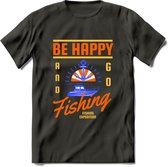 Be Happy Go Fishing - Vissen T-Shirt | Oranje | Grappig Verjaardag Vis Hobby Cadeau Shirt | Dames - Heren - Unisex | Tshirt Hengelsport Kleding Kado - Donker Grijs - L