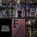Donkerrode smartphone met S-Pen tegen een achtergrond van nachtelijke stadsfoto's. Tekst: Maak ook 's nachts epic foto's dankzij Nightography.
