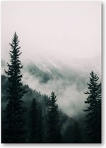 Hoge bomen in het bos in de bergen bedekt met de mist - A1 Poster Staand - 59x84cm - Besteposter - Landschap