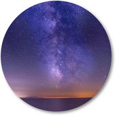 Adembenemende foto van de zee onder een donker paarse sterrenhemel - Muurcirkel Forex 80cm | Wandcirkel voor binnen - Besteposter - Sterren