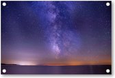 Adembenemende foto van de zee onder een donker paarse sterrenhemel - Tuinposter 120x80 - Wanddecoratie - Besteposter - Sterren