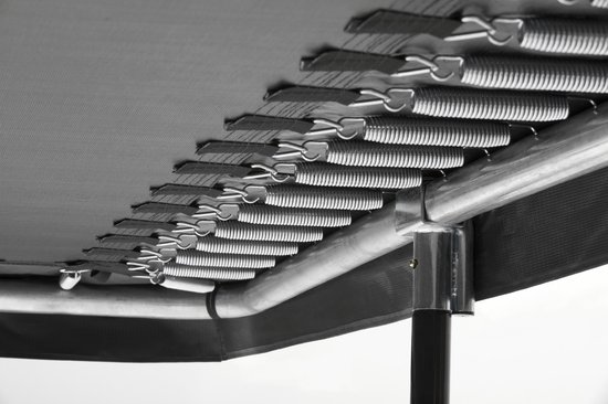 Close-up van de verzinkte veren en het zwarte springdoek van een trampoline.