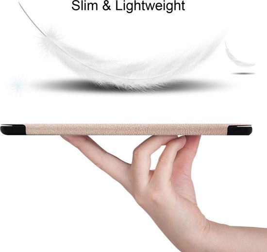 Une main tient un étui de tablette fin et doré pour montrer sa légèreté.