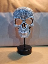 Skull - doodskop- schedel op voet-wit met tekening