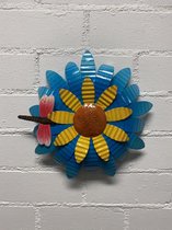 Metalen bloem wanddecoratie - Blauw + geel + libelle - Dia 30 cm - Voor binnen en buiten - Wanddecoratie