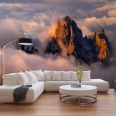 Fotobehangkoning - Behang - Vliesbehang - Fotobehang - Arcana of Clouds - Berglandschap - Bergtoppen in de Wolken - 250 x 175 cm