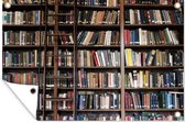 Tuindecoratie Ladder tegen een boekenkast in de bibliotheek - 60x40 cm - Tuinposter - Tuindoek - Buitenposter