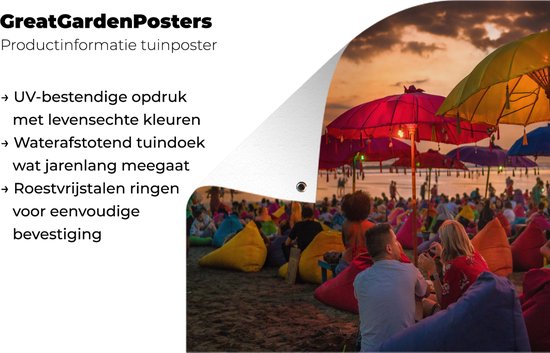 Tuinposter 60x40 cm - Tuindecoratie Toeristen genieten van de zonsondergang bij het strand van Denpasar in Bali, Indonesië - Poster voor in de tuin - Buiten decoratie - Schutting tuinschilderij - Tuindoek muurdecoratie - Wanddecoratie balkondoek