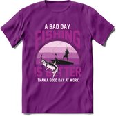 A Bad Day Fishing - Vissen T-Shirt | Roze | Grappig Verjaardag Vis Hobby Cadeau Shirt | Dames - Heren - Unisex | Tshirt Hengelsport Kleding Kado - Paars - XXL