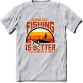 A Bad Day Fishing - Vissen T-Shirt | Grappig Verjaardag Vis Hobby Cadeau Shirt | Dames - Heren - Unisex | Tshirt Hengelsport Kleding Kado - Licht Grijs - Gemaleerd - L