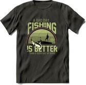 A Bad Day Fishing - Vissen T-Shirt | Groen | Grappig Verjaardag Vis Hobby Cadeau Shirt | Dames - Heren - Unisex | Tshirt Hengelsport Kleding Kado - Donker Grijs - M