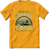 A Bad Day Fishing - Vissen T-Shirt | Groen | Grappig Verjaardag Vis Hobby Cadeau Shirt | Dames - Heren - Unisex | Tshirt Hengelsport Kleding Kado - Geel - XXL
