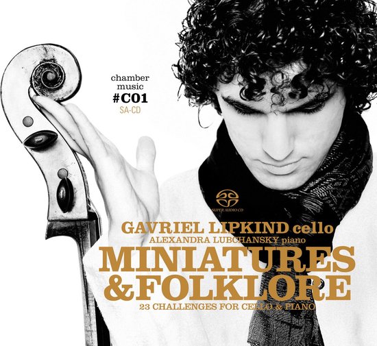 Zwart-wit albumhoes Miniatures & Folklore met Gavriel Lipkind, cello in hand, en pianist Alexandra Lubchansky.
