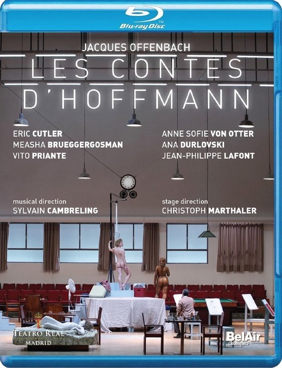 Blu-ray hoes van 'Les Contes D'Hoffmann' met operazangers en een scène in een repetitieruimte.