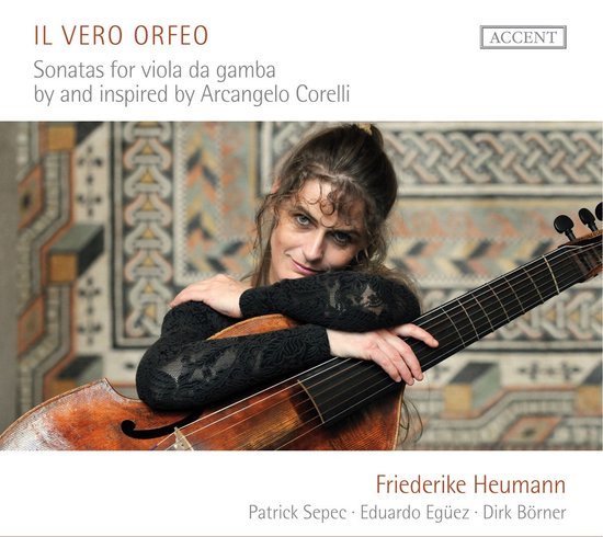 Frederike Heumann met een viola da gamba, met kleding met kant