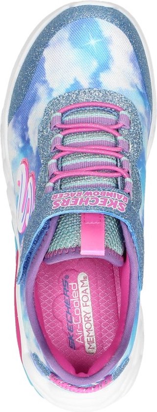 Blauwe, witte en roze kindersneaker met wolkendessin, glitters, striksluiting en roze binnenzool.