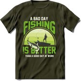 A Bad Day Fishing - Vissen T-Shirt | Groen | Grappig Verjaardag Vis Hobby Cadeau Shirt | Dames - Heren - Unisex | Tshirt Hengelsport Kleding Kado - Leger Groen - XL